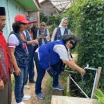 DG RID 3410, Ditte Sukardi mencuci tangan dengan air bersih yang mengucur dari proyek RC Bandung.